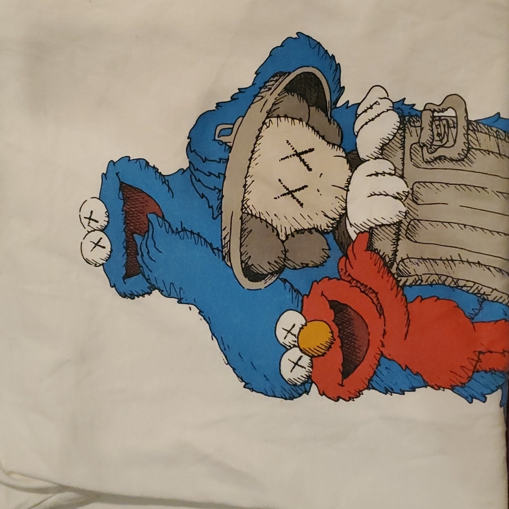 Kaws uniqlo tshirt